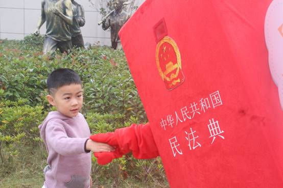 说明: E:\yl23455永利官网重要获奖\照片素材\1、“保驾护航”普法宣传照片\2020年11月赴钱塘新区少年宫开展普法志愿服务活动现场.jpg